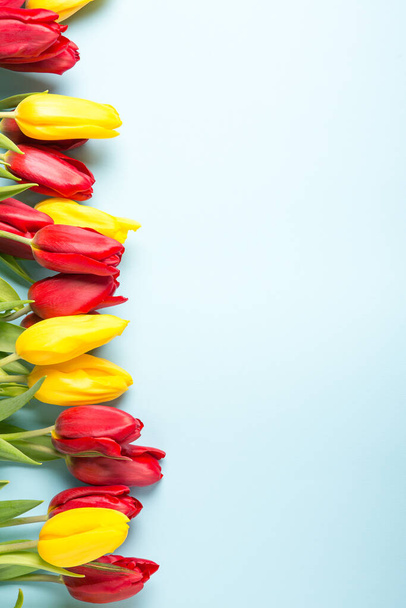 Banner mit einem Strauß Tulpen in rosa und weißen Farben. Frühlingskonzept. Blumen Hintergrund. - Foto, Bild