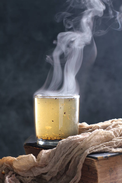 Tee ist ein aromatisches Getränk, das zubereitet wird, indem man heißes oder kochendes Wasser über ausgehärtete oder frische Blätter von Camellia sinensis gießt, einem immergrünen Strauch aus Ostasien, der vermutlich aus den Grenzgebieten Südwestchinas und Nordmyanmars stammt.. - Foto, Bild