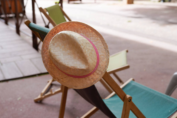 Accessori per le vacanze estive cappello di paglia stile di vita sul sedile della spiaggia - Foto, immagini