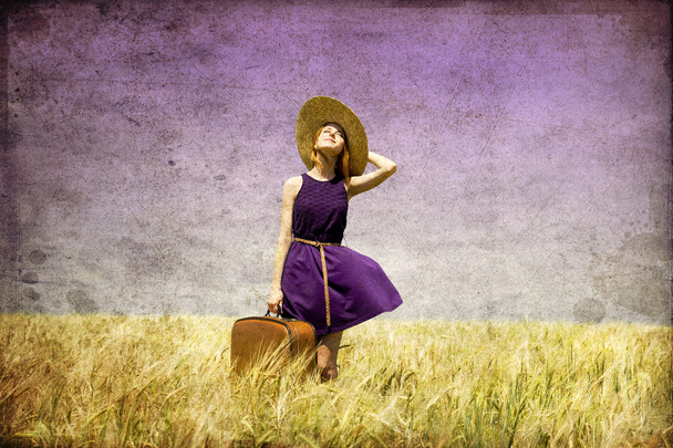 Самотня дівчина з валізою на дачі
. - Фото, зображення