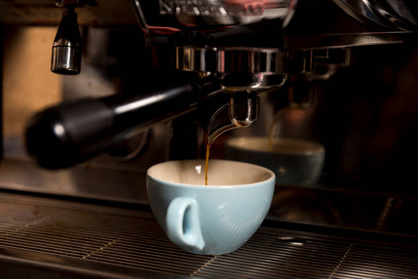 Μηχανή καφέ. Η διαδικασία παρασκευής καφέ. Κόκκοι καφέ. Ένα φλιτζάνι καφέ. φόντο καφέ. - Φωτογραφία, εικόνα