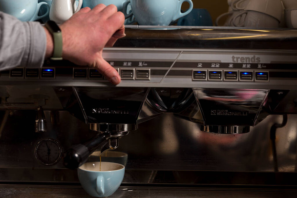 Μηχανή καφέ. Η διαδικασία παρασκευής καφέ. Κόκκοι καφέ. Ένα φλιτζάνι καφέ. φόντο καφέ. - Φωτογραφία, εικόνα