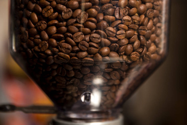 Koffiezetapparaat. Het proces van koffie zetten. Koffiebonen. Kopje koffie. koffie achtergrond. - Foto, afbeelding