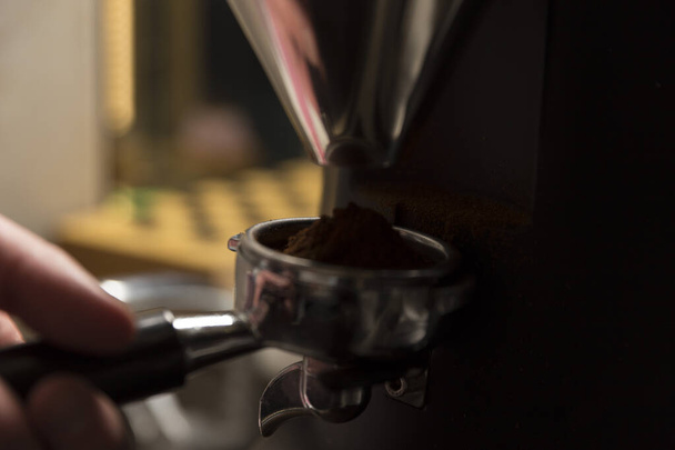Кофеварка. Процесс приготовления кофе. Кофейные зёрна. Чашку кофе. кофейный фон. - Фото, изображение