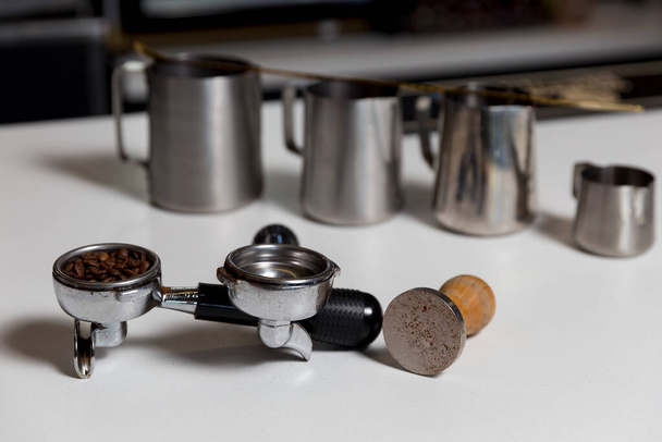 コーヒーマシン。コーヒーを作る過程。コーヒー豆。コーヒーを一杯。コーヒーの背景. - 写真・画像