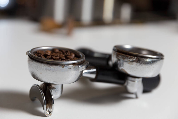 Kávéfőző. A kávékészítés folyamata. Kávébab. Egy csésze kávét. kávé háttér. - Fotó, kép