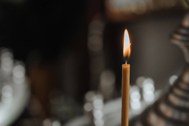 запалені свічки в храмі крупним планом
 - Фото, зображення