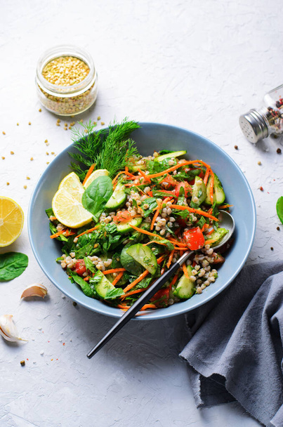 Салат из гречихи со шпинатом, травами и овощами, здоровое вегетарианское питание - Фото, изображение