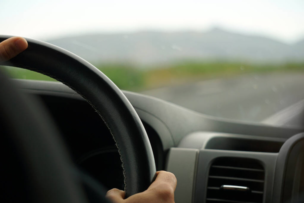 Jazda samochodem - perspektywa kierowcy - efekt bokeh - Zdjęcie, obraz