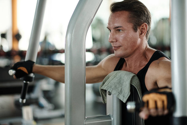 Positive fit man working out in gym in the morning - Photo, Image