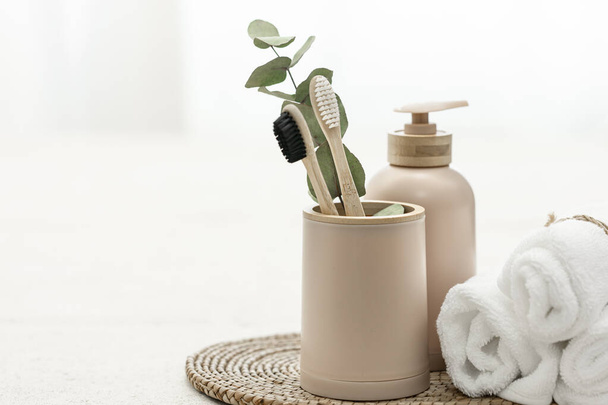 Composition spa avec brosses éco en bambou sur fond blanc et autres articles d'hygiène personnelle, espace de copie. - Photo, image