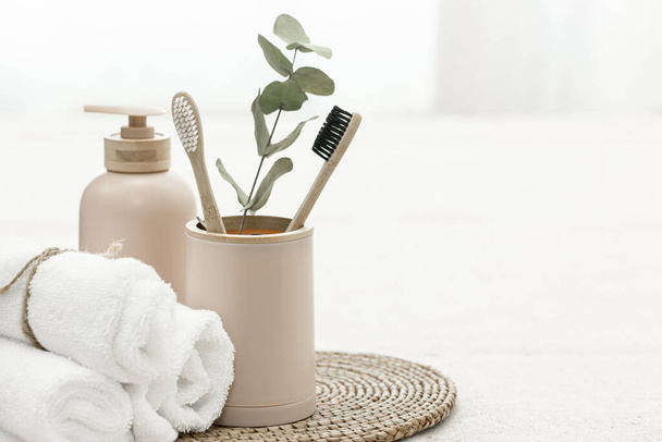 Composition spa avec brosses éco en bambou sur fond blanc et autres articles d'hygiène personnelle, espace de copie. - Photo, image