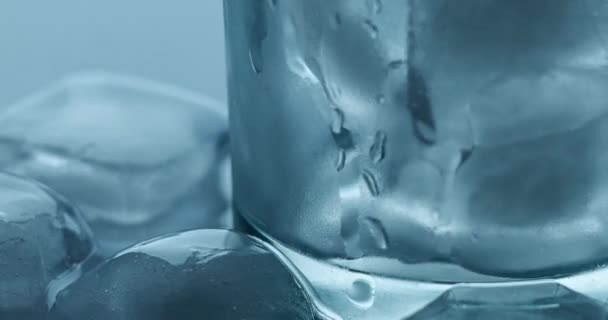 Glass with melting ice cubes. Timelapse melting ice cubes. - Footage, Video