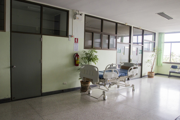 кровать в коридоре больницы
 - Фото, изображение