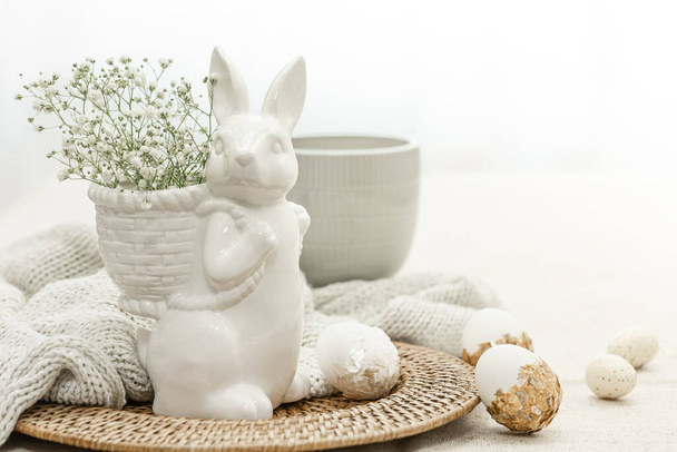 Osterkomposition mit Keramikhasen und Eiern auf hellem Hintergrund, Osterdekor, Kopierraum. - Foto, Bild