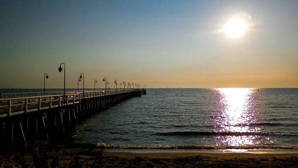 Nascer do sol sobre o cais em Gdynia, Polônia. Bela natureza polonês, mar baltico e conceito de verão. - Foto, Imagem