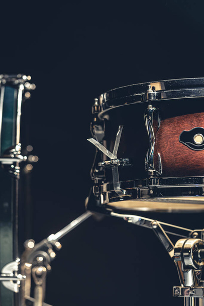 Snare Drum auf unscharfem, dunklem Hintergrund, Teil eines Schlagzeugs. - Foto, Bild