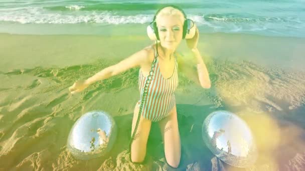 Красивая женщина танцует на пляже в бикини с зеркальными шарами - Кадры, видео