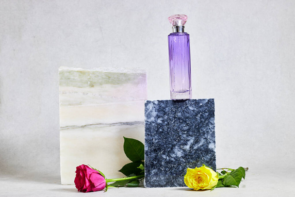 perfume púrpura por encima de mármol podio o piedra belleza y rosa flores. Promoción de productos Escaparate cosmético de belleza - Foto, Imagen