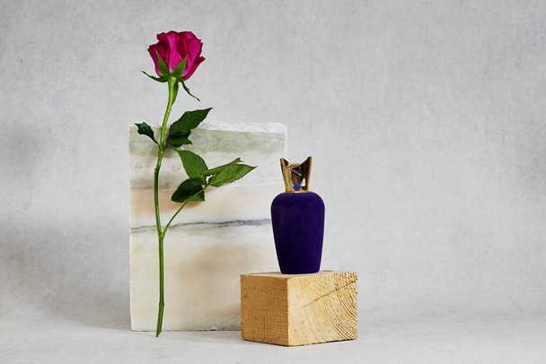 mármol podio o piedra belleza con felpa perfume púrpura tela sobre cubo de madera 3d. Promoción de productos Escaparate cosmético de belleza - Foto, Imagen