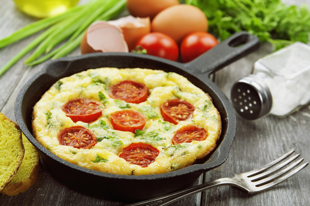 Omelett mit Gemüse und Käse. Frittata  - Foto, Bild