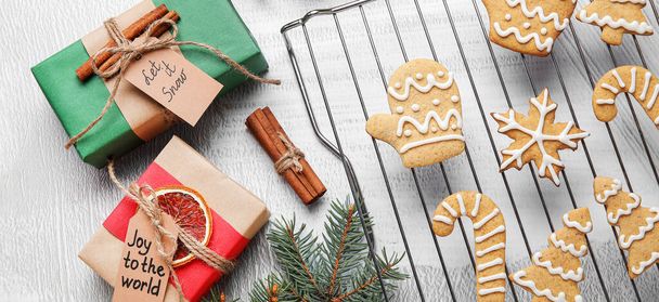 Охолоджуюча сітка з різдвяним пряниковим печивом та подарунками на світлому фоні
 - Фото, зображення