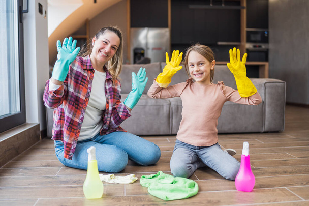 Happy mother and daughter cleaning house together. - Foto, Bild