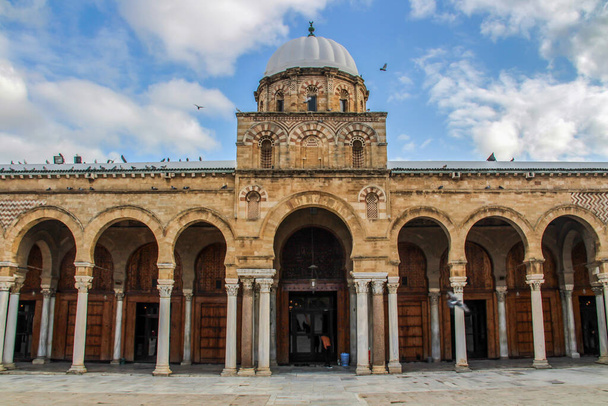 Moschea Al-Zaytuna vecchia medina Tunisi, Tunisia - Foto, immagini