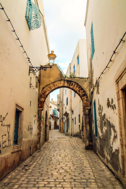 Una strada a Medina a Tunisi, Tunisia - Foto, immagini