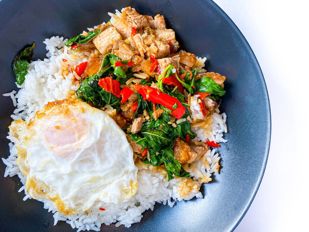 Ryż zwieńczony chrupiącym brzuchem wieprzowym z tajskim bazylią i smażonym jajkiem - Zdjęcie, obraz
