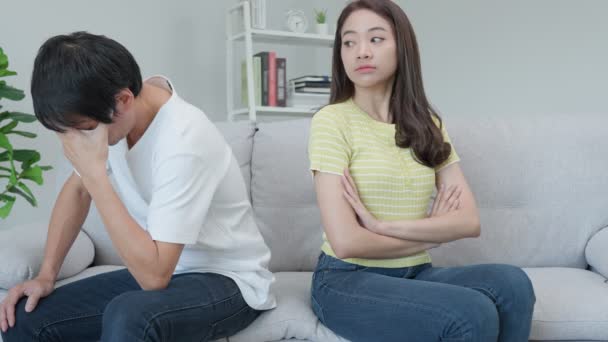 Развод. Азиатские пары в отчаянии и разочаровании после брака. Муж и жена грустные, расстроенные и разочарованные после ссоры. недоверие, любовные проблемы, предательство. семейные проблемы, подростковая любовь - Кадры, видео