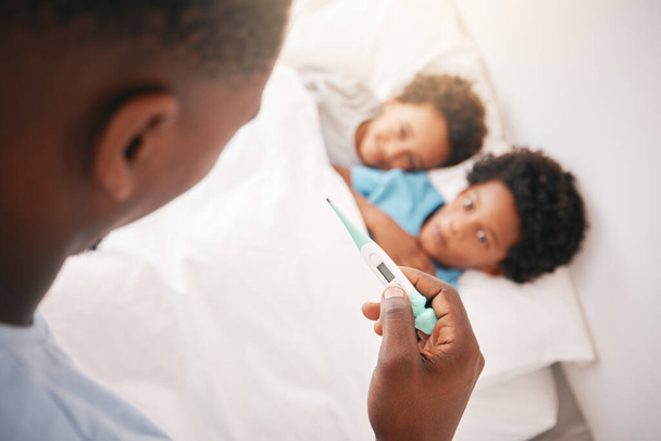 Black family, father and sick kids with thermometer for checking temperature, fever or illness at home in bed. Hand of African American dad taking children temp in bedroom for healthcare diagnosis. - Foto, Bild