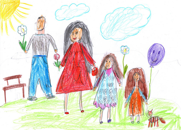 Gyerek rajz egy boldog család egy séta a szabadban egy kutyával. Ceruza művészet gyerekes stílusban - Fotó, kép
