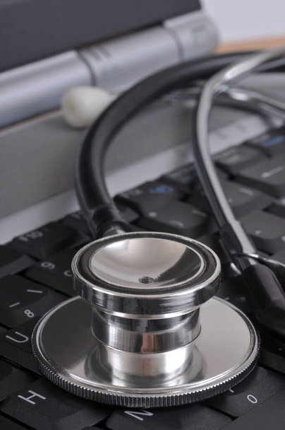 Koncepcja konsultacji medycznych online ze stetoskopem na klawiaturze komputera - Zdjęcie, obraz