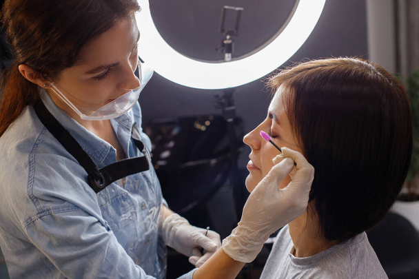 kosmetolog česání řas na ženu po laminaci - Fotografie, Obrázek