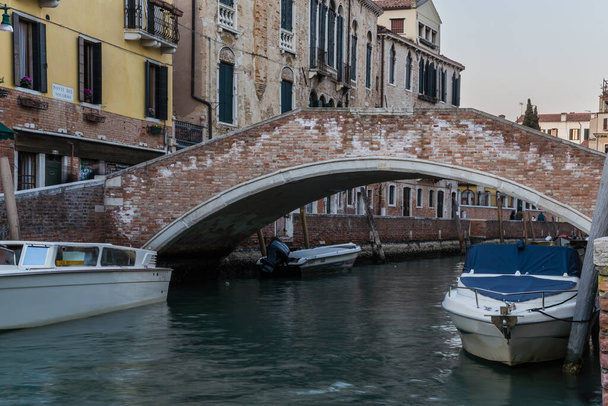 ヴェネツィア、イタリアの古いレンガ造りの橋の建築の詳細 - 写真・画像