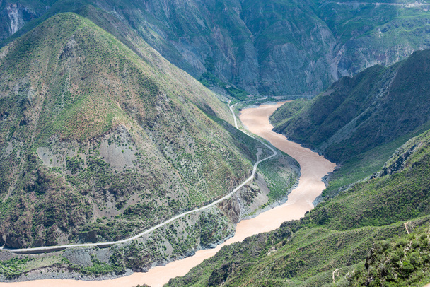 Benzilan, Китай - 2 серпня 2014 року: Перший зігніть річки Jinsha. відомих краєвид в Deqin, Юньнань, Китай. - Фото, зображення
