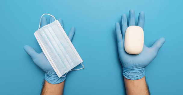 流行病のtjeコロナワクチンのための医師のおかげで、テキスト用のコピースペースを持つ水平方向のバナー。白い手袋の女性の手はピンクの背景にハート形のシンボルを示しています.  - 写真・画像