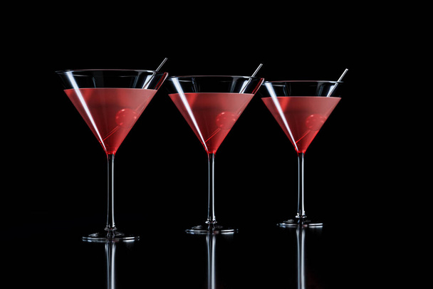 Coquetéis cosmopolitas com cereja em vidro martini - Foto, Imagem