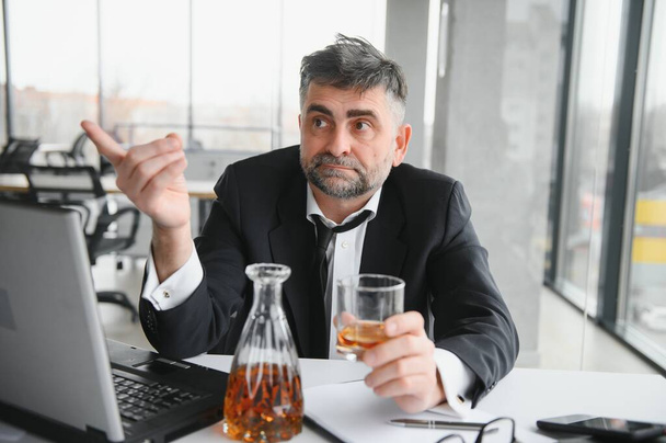 Old businessman drinking from stress - Zdjęcie, obraz