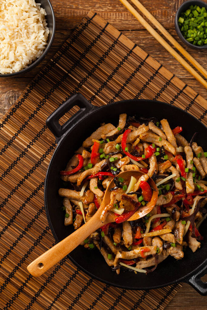 Pork chop with peppers, mushrooms and bamboo. Served with rice. Top down. - Foto, afbeelding