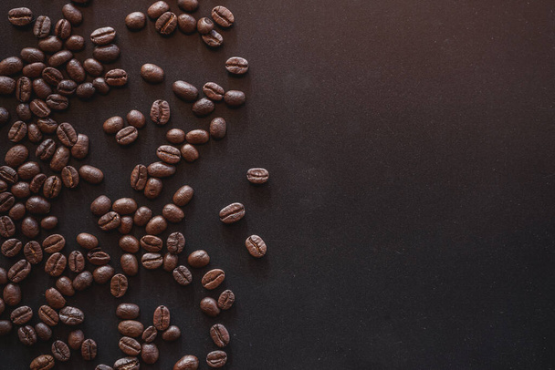 granos de café sobre un fondo negro - Foto, imagen