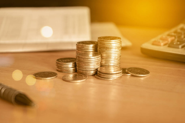 νομίσματα και χρήματα σε ξύλινο τραπέζι - Φωτογραφία, εικόνα