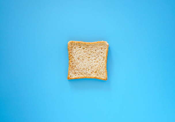 broodje op blauwe achtergrond - Foto, afbeelding