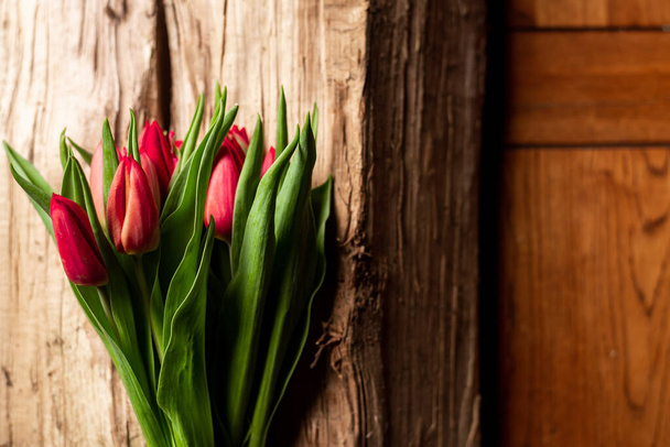 Bouquet of tulips on wooden background. Gift, concept of spring. Mother's Day Greetings - Fotoğraf, Görsel