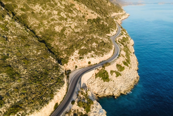 Türkiye 'nin Rocky Kayalıkları ve Mavi Deniz kıyısındaki sahil yolu. hava geniş çekim - Fotoğraf, Görsel