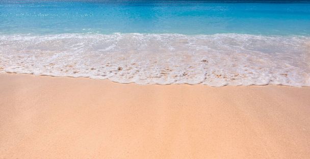 Natura vista paesaggio di bella spiaggia tropicale e mare nella giornata di sole. Spiaggia area di mare - Foto, immagini
