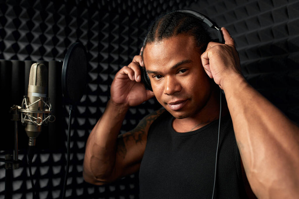 Afroamericano en el estudio de grabación en auriculares lee rap. - Foto, Imagen