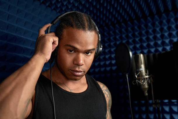 Afrikai amerikai a stúdióban fülhallgatóban rap-et olvas. - Fotó, kép