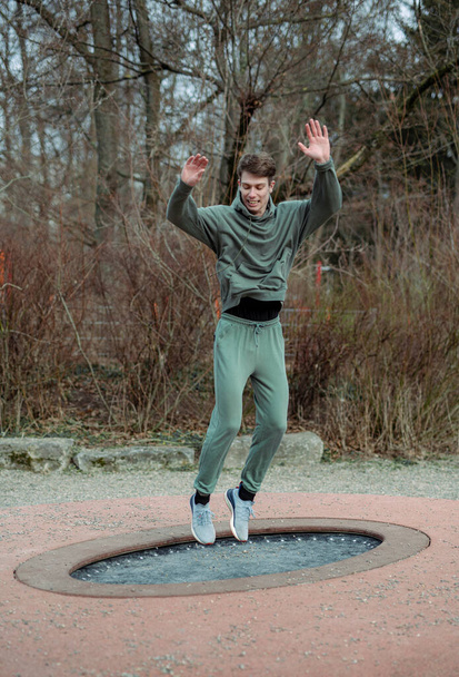 Man springt op de trampoline buiten - Foto, afbeelding